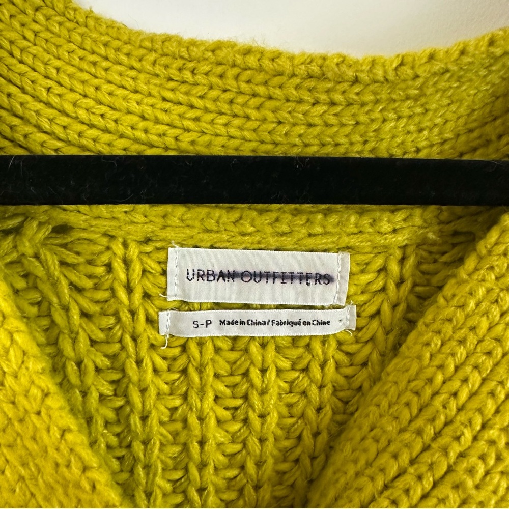 Urban Outfitters Chunky Knit Button Cardigan Size Small Chartreuse Yellow - Picture 3 of 6